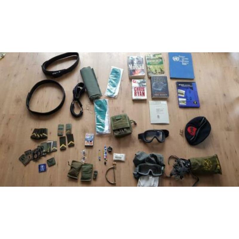 verzameling militaira baret- riem - boeken - epiletten -