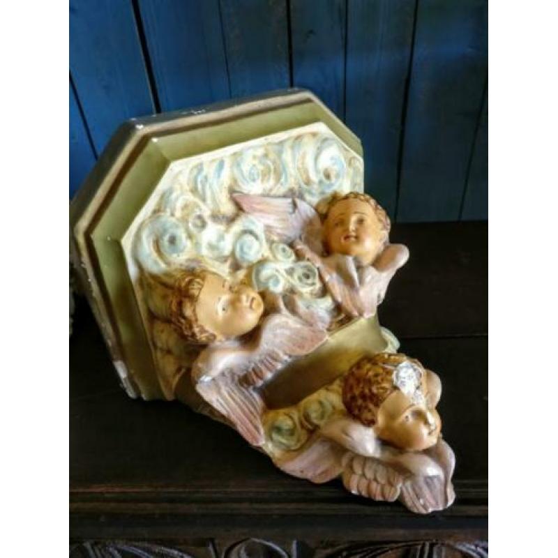 Oude kerk console met engelen-hoofdjes