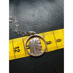 Erg mooie ketting met zilveren Maria hanger. Erg apart!!