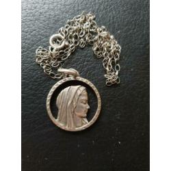 Erg mooie ketting met zilveren Maria hanger. Erg apart!!