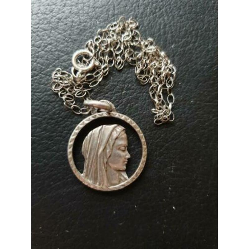 Erg mooie ketting met zilveren Maria hanger. Erg apart!!