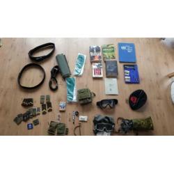 verzameling militaira baret- riem - boeken - epiletten -