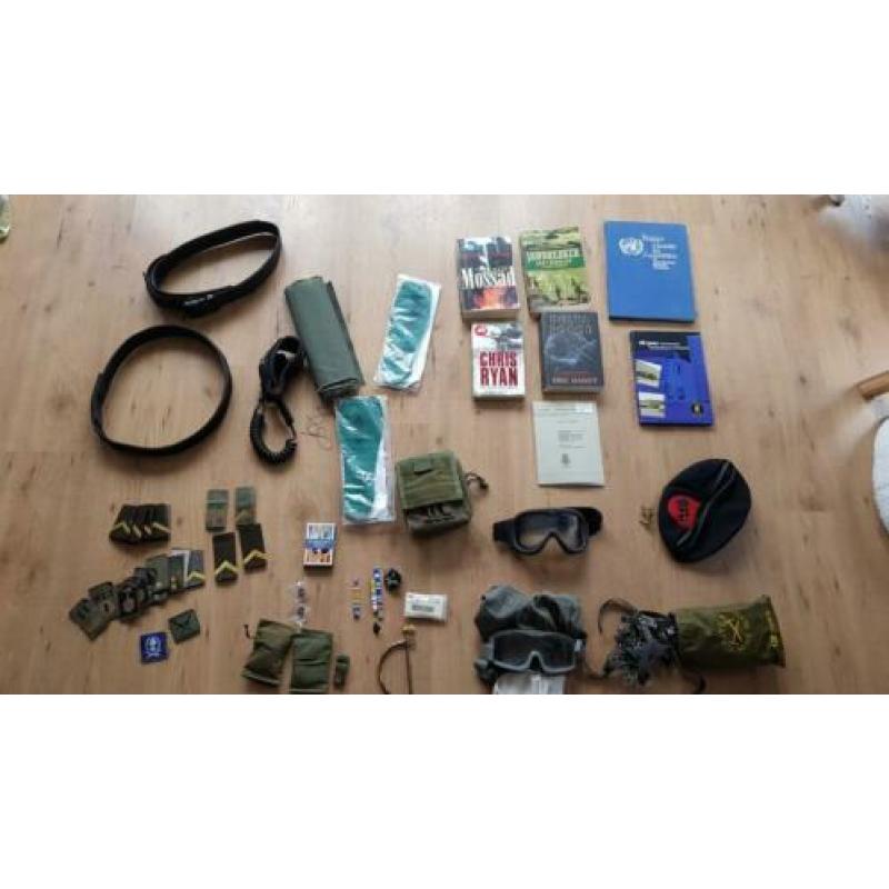 verzameling militaira baret- riem - boeken - epiletten -