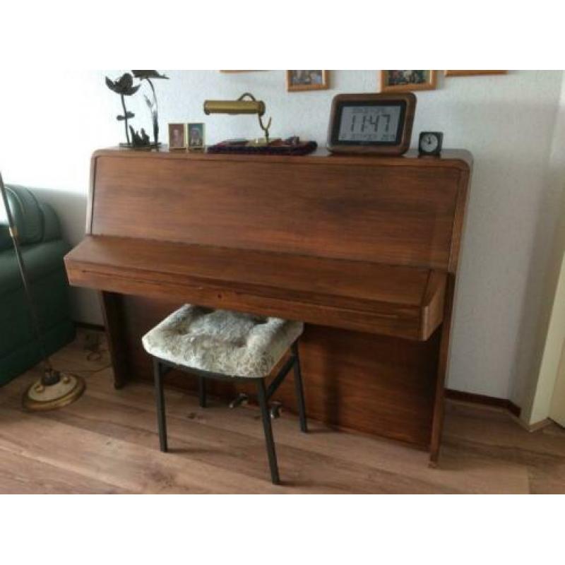 Rippen Piano in uitstekende staat.