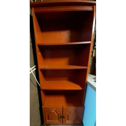 Boekenkast rood met houten achterwand