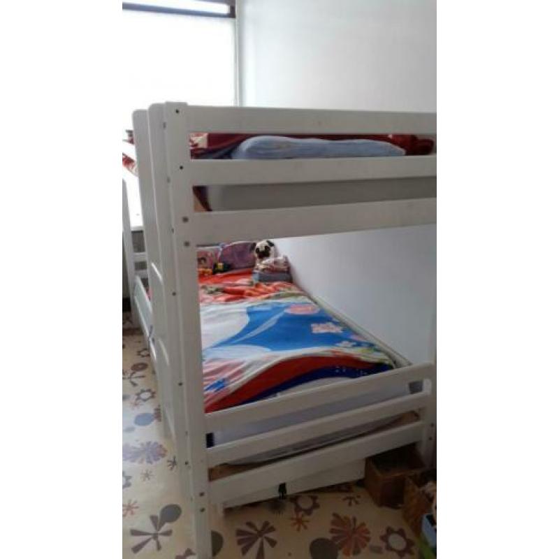 Wit stapelbed
