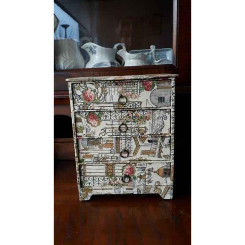 Frans brocante stoffen ladenkastje / sieradenkastje