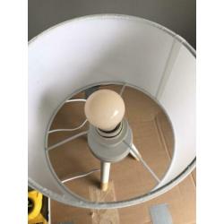 Kleine witte met houten tafel lamp