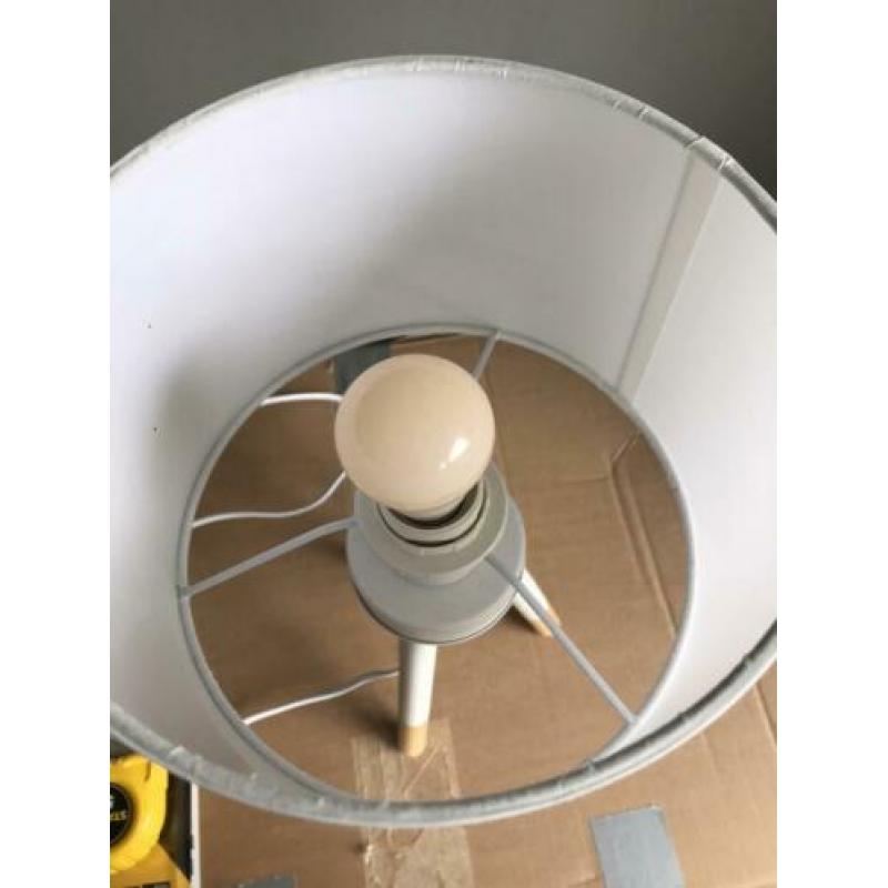 Kleine witte met houten tafel lamp