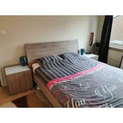 Twee persoons bed met nacht kastjes en bij passende dressoir