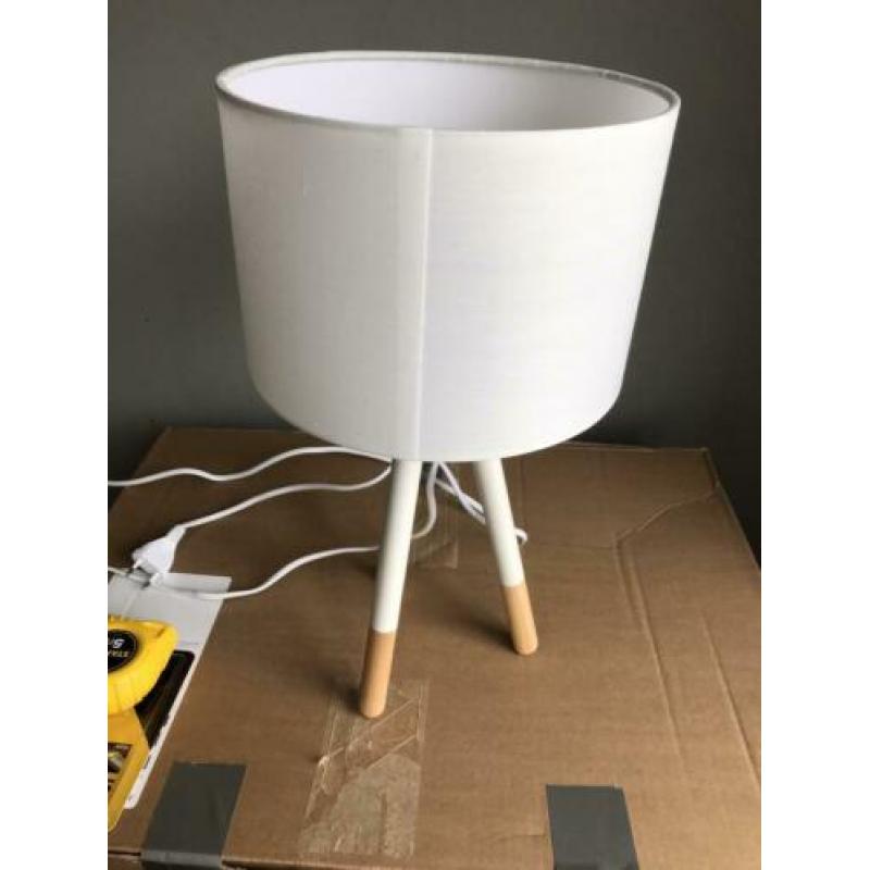 Kleine witte met houten tafel lamp