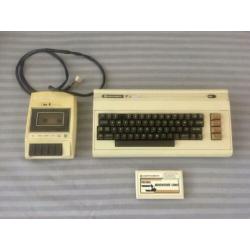 Commodore 64 VIC 20 keyboard + cassettedeck + cartridge spel
