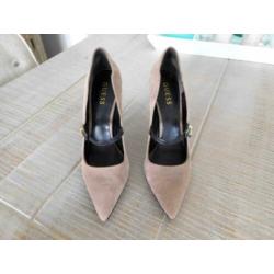 Beige Guess pumps aangeboden
