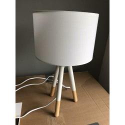 Kleine witte met houten tafel lamp