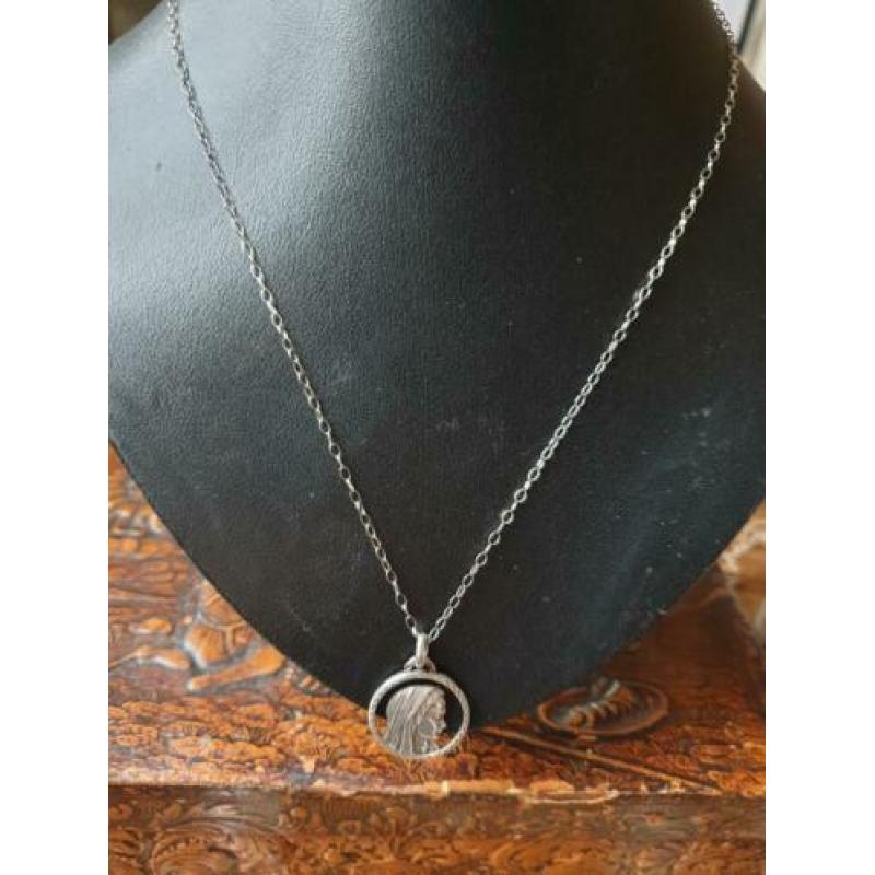 Erg mooie ketting met zilveren Maria hanger. Erg apart!!