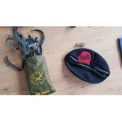 verzameling militaira baret- riem - boeken - epiletten -