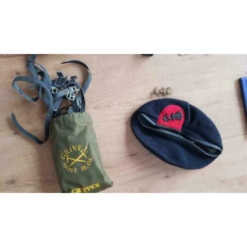verzameling militaira baret- riem - boeken - epiletten -