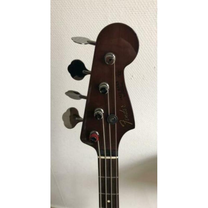 Fender Limited Edition '62 Jazz Bass (Walnut)