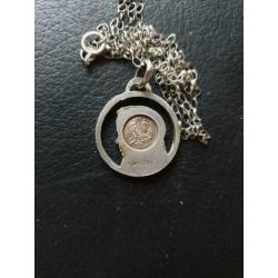 Erg mooie ketting met zilveren Maria hanger. Erg apart!!