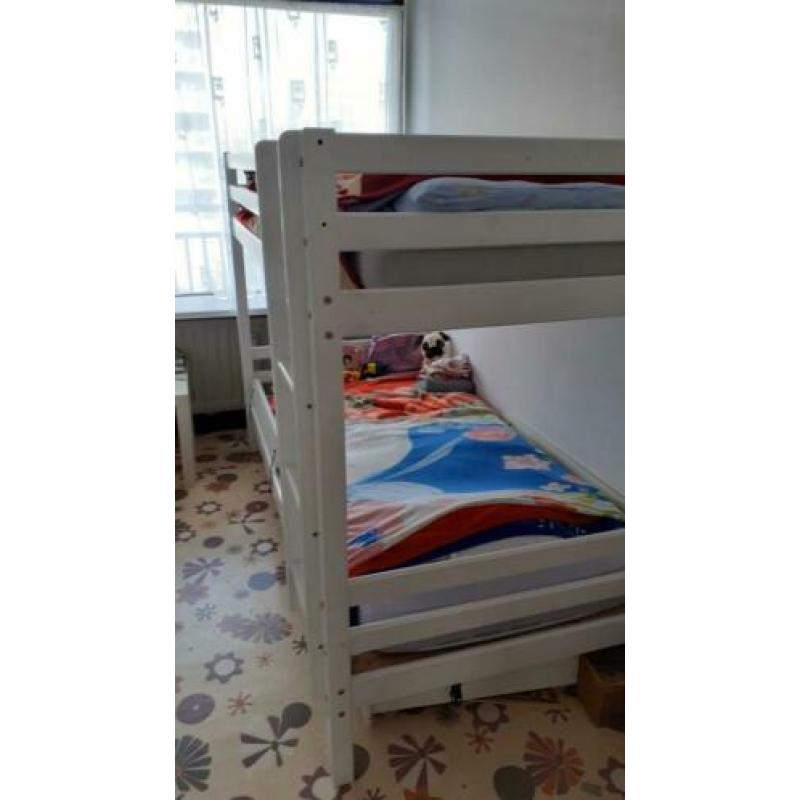 Wit stapelbed
