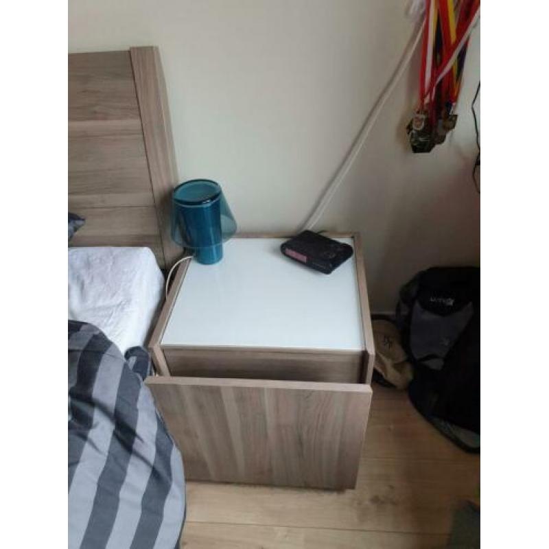 Twee persoons bed met nacht kastjes en bij passende dressoir