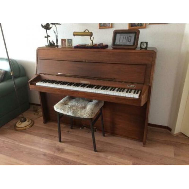Rippen Piano in uitstekende staat.