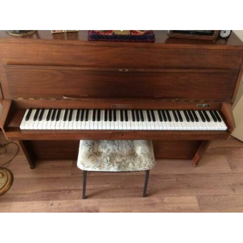 Rippen Piano in uitstekende staat.
