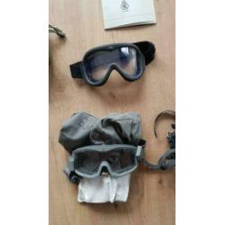 verzameling militaira baret- riem - boeken - epiletten -
