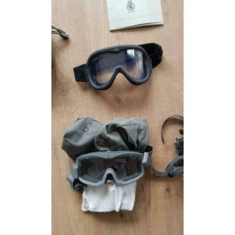 verzameling militaira baret- riem - boeken - epiletten -