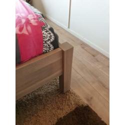 Twee persoons bed met nacht kastjes en bij passende dressoir