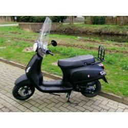 Vespa look senzo riva lux 2019 euro4 met slechts 447km