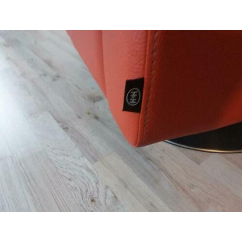 Fauteuil op draaivoet met 6 bijpassende eetkamer stoelen.