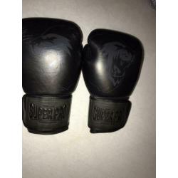 Kickboks handschoenen + scheenbeschermers