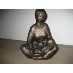 Beeld vrouw met kind 21 cm hoog bronskleur