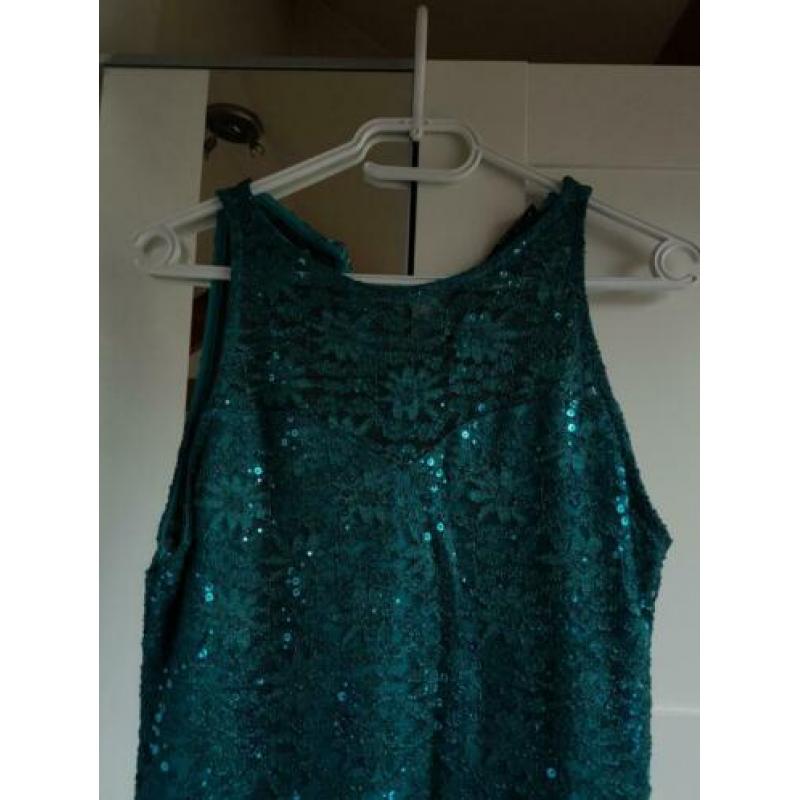 Petrol kleurige jurk met glittertjes.