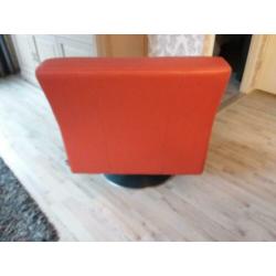 Fauteuil op draaivoet met 6 bijpassende eetkamer stoelen.