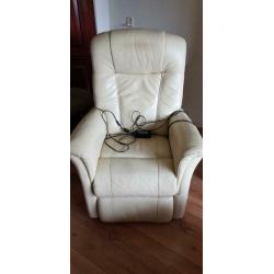 PROMINENT Sta op fauteuil. Leder. Sterk verlaagd in prijs.