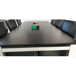 Mooie tafel met trespablad en 6 stoelen en zelfde salontafe