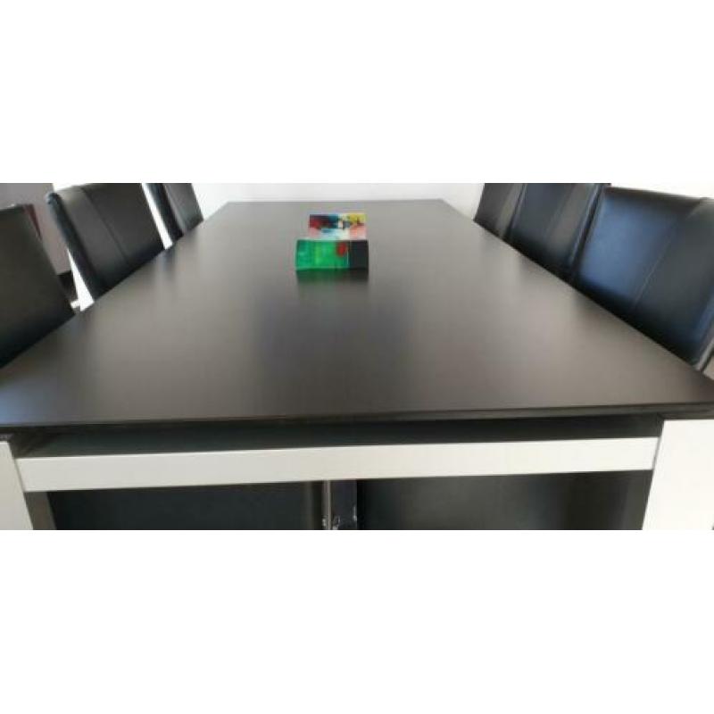 Mooie tafel met trespablad en 6 stoelen en zelfde salontafe