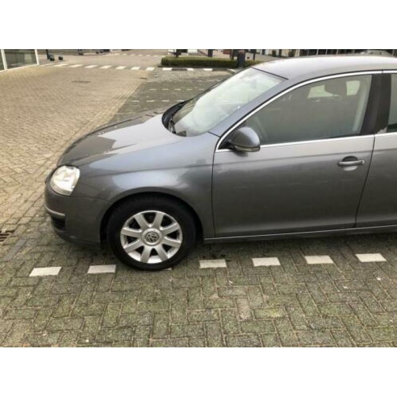 Volkswagen Jetta 1.6 FSI 85KW 2006 Grijs