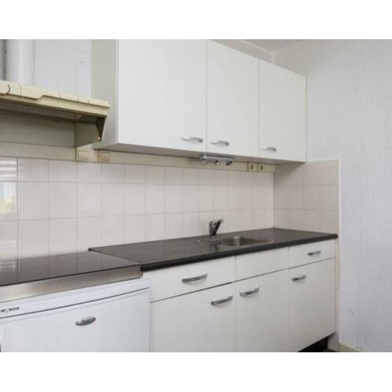 Boven etage per direct te huur.