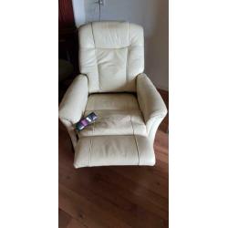 PROMINENT Sta op fauteuil. Leder. Sterk verlaagd in prijs.