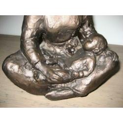 Beeld vrouw met kind 21 cm hoog bronskleur