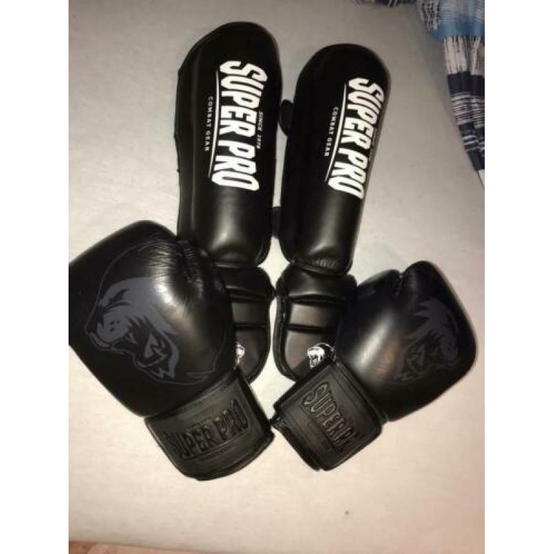 Kickboks handschoenen + scheenbeschermers