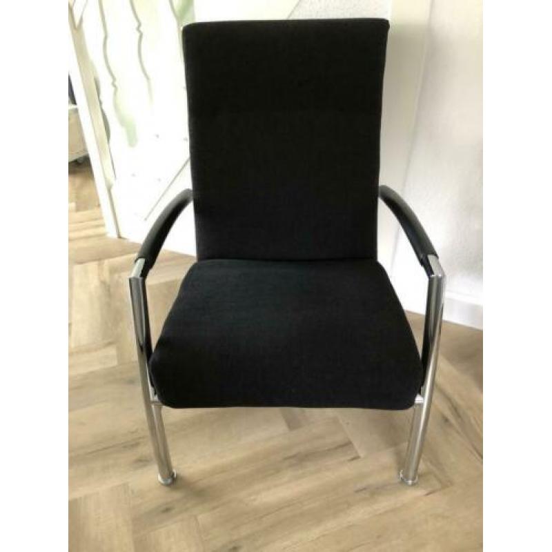 Twee Leolux fauteuils type Helical in nieuwstaat