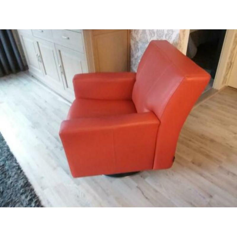 Fauteuil op draaivoet met 6 bijpassende eetkamer stoelen.