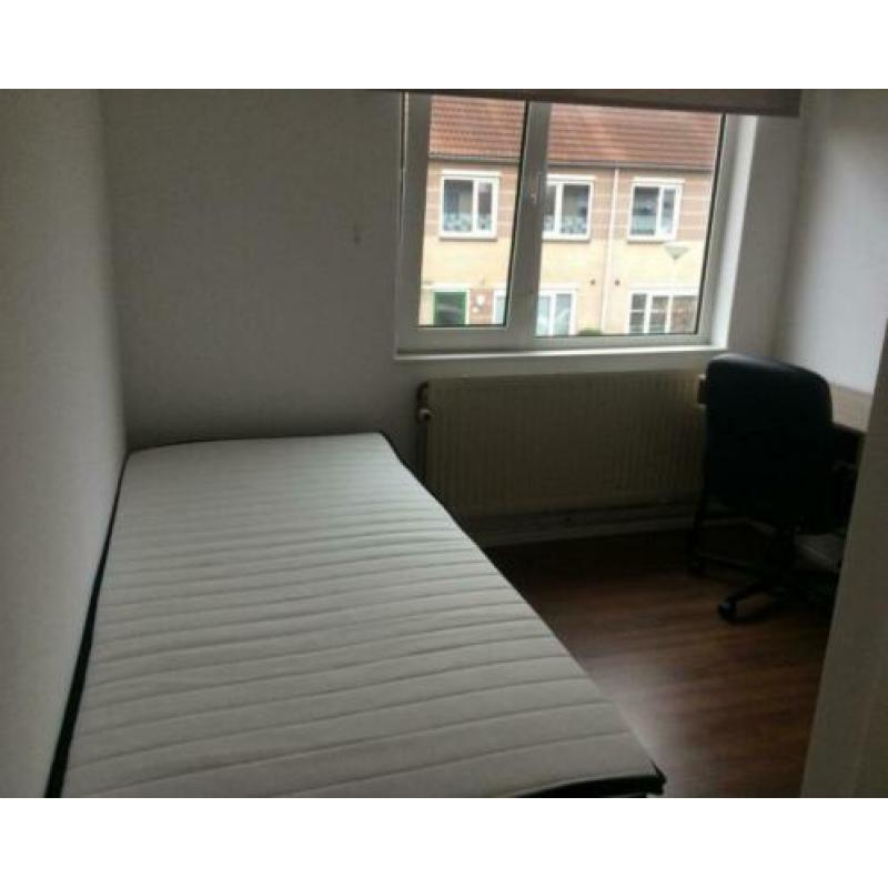 Boven etage per direct te huur.