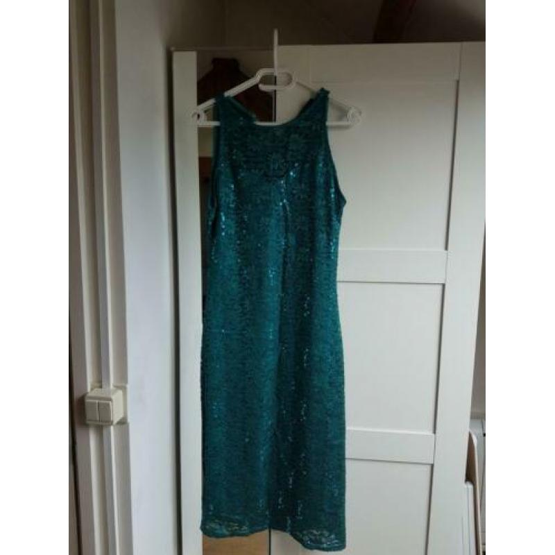Petrol kleurige jurk met glittertjes.