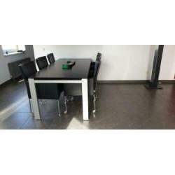 Mooie tafel met trespablad en 6 stoelen en zelfde salontafe
