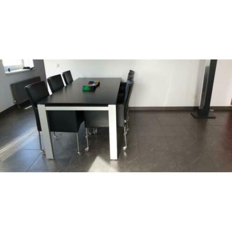 Mooie tafel met trespablad en 6 stoelen en zelfde salontafe
